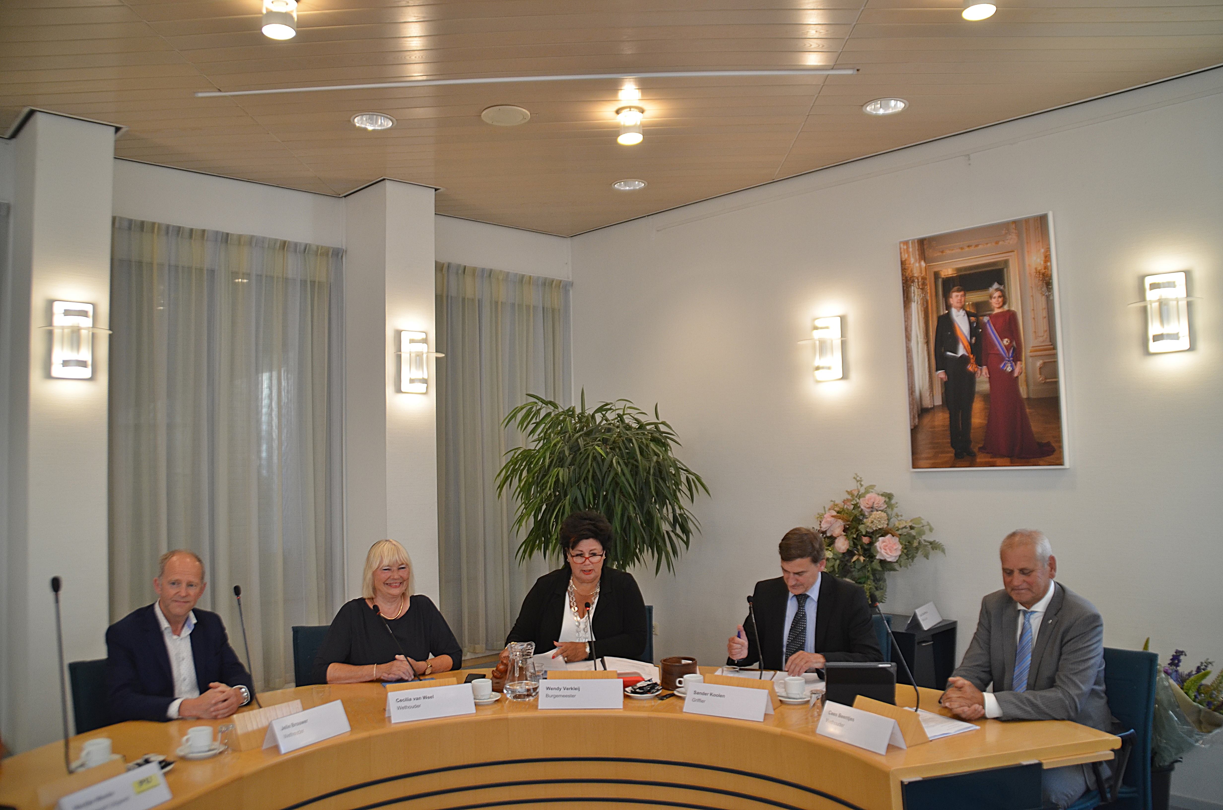 Het nieuwe college heeft de portefeuilleverdeling vastgesteld en gaat vol enthousiasme aan de slag. Op de foto het volledige college met v.l.n.r. Jelle Brouwer, Cecilia van Weel, Wendy Verkleij, raadsgriffier Sander Koolen en Cees Beentjes (Foto: Ger Bus) Het nieuwe college heeft de portefeuilleverdeling vastgesteld en gaat vol enthousiasme aan de slag. Op de foto het volledige college met v.l.n.r. Jelle Brouwer, Cecilia van Weel, Wendy Verkleij, raadsgriffier Sander Koolen en Cees Beentjes (Foto: Ger Bus)