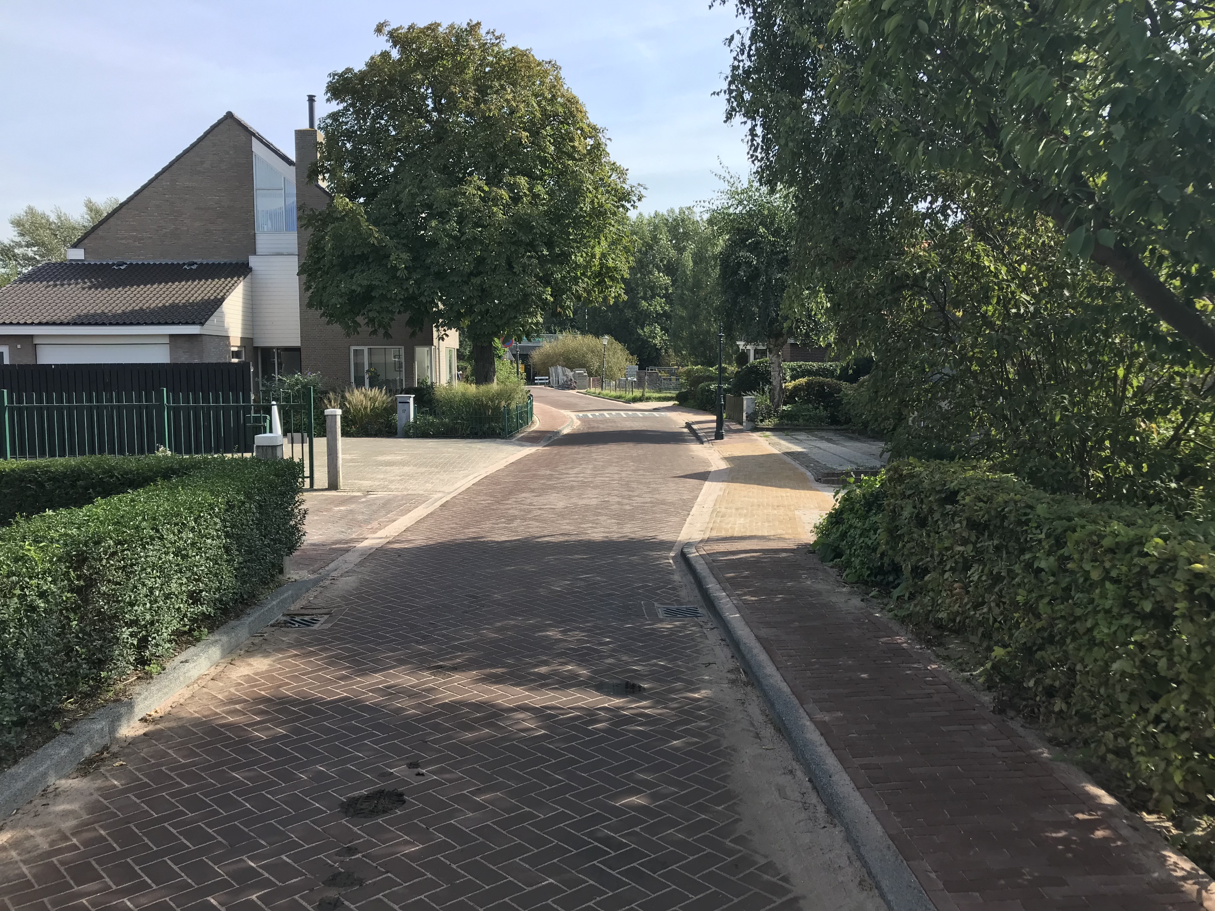 De verbeterde Meldijk en Sluisbuurt (hier op de foto richting A9) zijn weer fraai opgeknapt en goed berijdbaar De verbeterde Meldijk en Sluisbuurt (hier op de foto richting A9) zijn weer fraai opgeknapt en goed berijdbaar