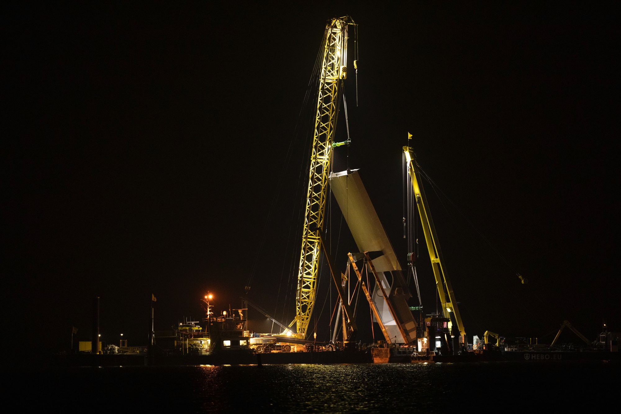 Het brugdeel is 's avonds goed verlicht waardoor een het een mooi gezicht is (foto: Vincent Bloothoofd) Het brugdeel is 's avonds goed verlicht waardoor een het een mooi gezicht is (foto: Vincent Bloothoofd)