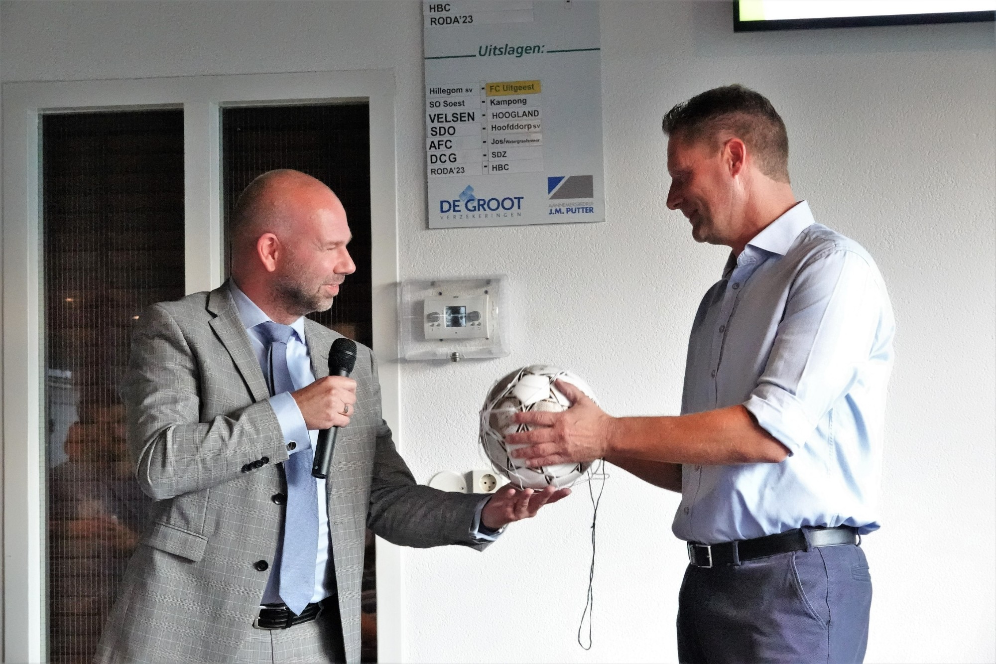 Burgemeester Sebastiaan Nieuwland overhandigd een voetbal aan voorzitter Frans van Zijl ter gelegenheid van 25 jr. FC Uitgeest. (Foto's: Marianne Jonker) Burgemeester Sebastiaan Nieuwland overhandigd een voetbal aan voorzitter Frans van Zijl ter gelegenheid van 25 jr. FC Uitgeest. (Foto's: Marianne Jonker)