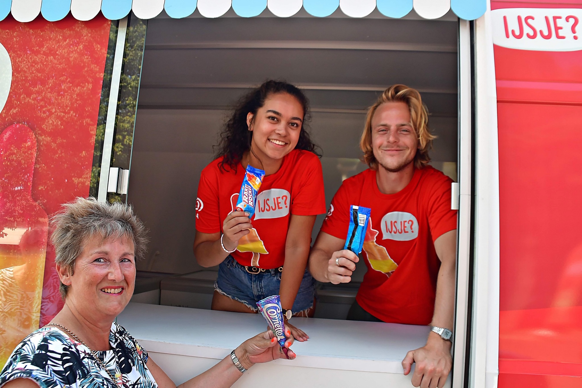 Yvonne Hoogland deelt haar prijs graag met de inwoners van Uitgeest maar lust zelf ook graag een ijsje! (Foto: Ger Bus) Yvonne Hoogland deelt haar prijs graag met de inwoners van Uitgeest maar lust zelf ook graag een ijsje! (Foto: Ger Bus)