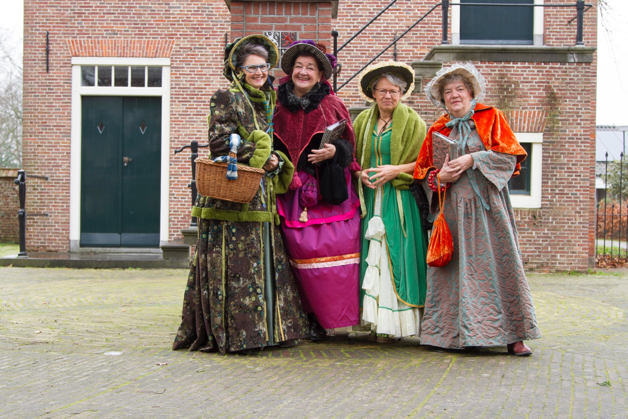 Dickens' Sisters vlnr: Jessica van Yperen, Hetty Spaanderman, Anneke van Tongeren en Anja Kollaard (foto: Anita Webbe)