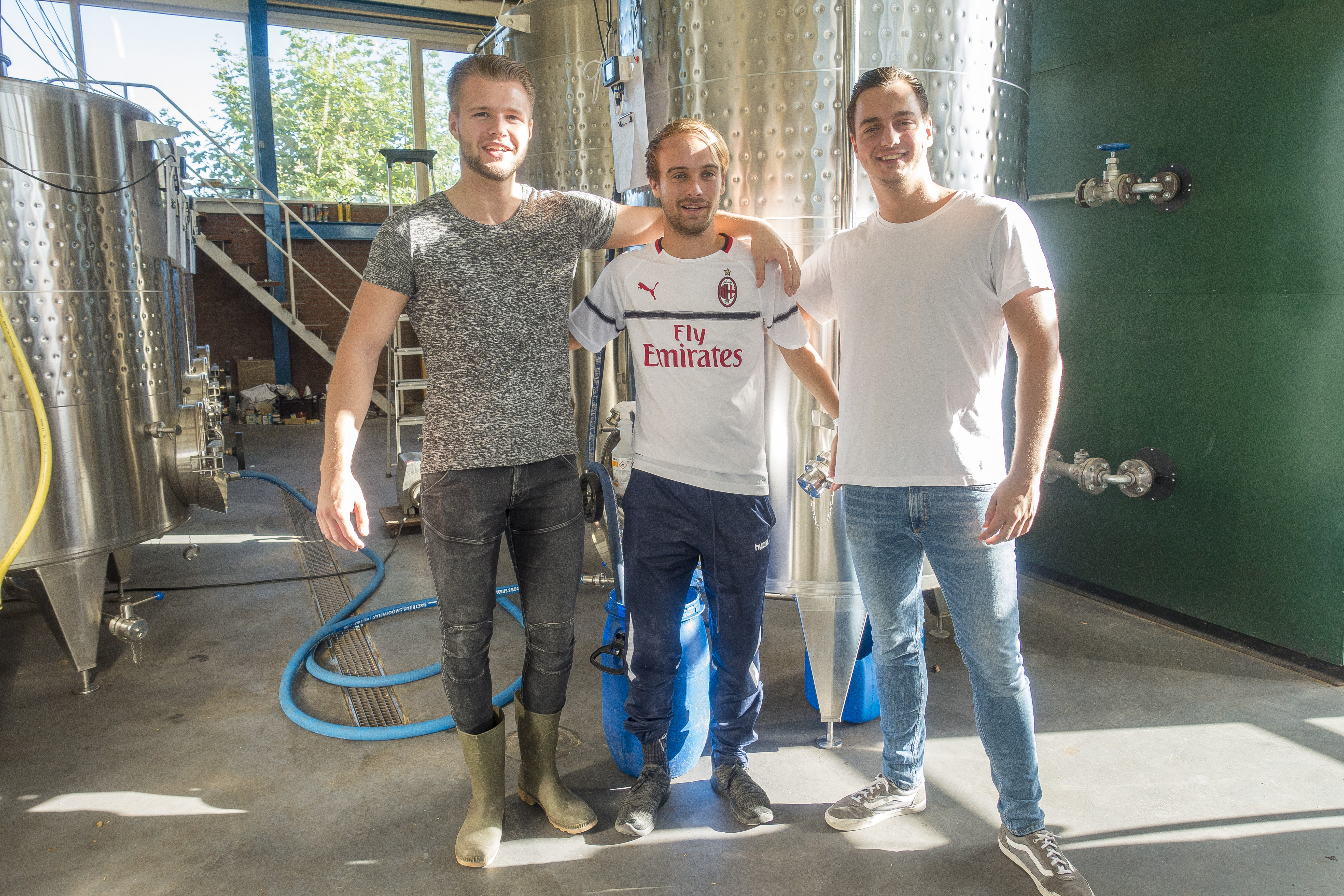 Vlnr: Lars Kerkhoff, Mike Olgers, en Pim Bronts, bij 'hun' 2000-liter tank. Laura Knip niet op foto wegens ziekte (foto: Anita Webbe Vlnr: Lars Kerkhoff, Mike Olgers, en Pim Bronts, bij 'hun' 2000-liter tank. Laura Knip niet op foto wegens ziekte (foto: Anita Webbe