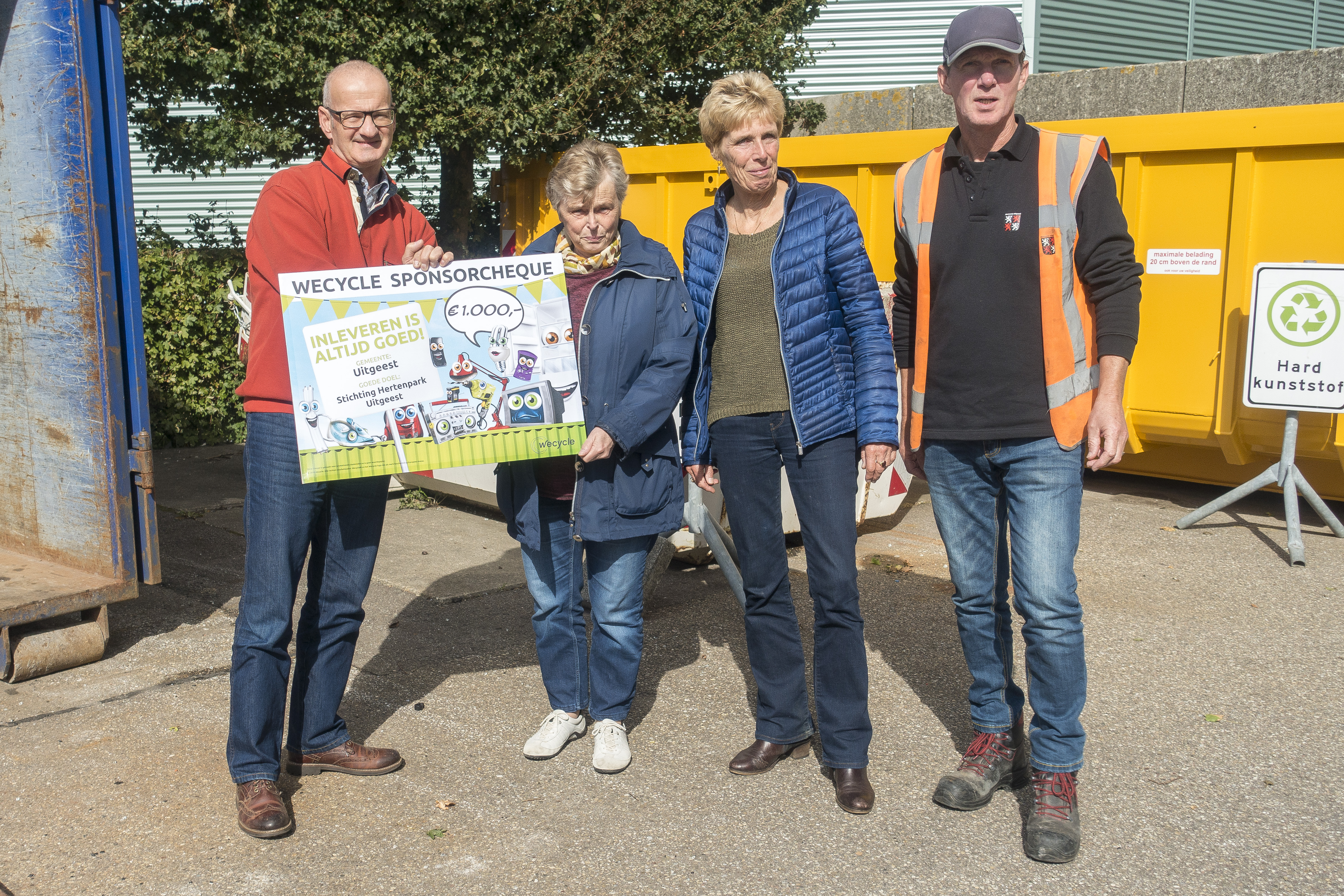 Vlnr: Kees Kaandorp (teammanager Afval), Thea Kater en Janet Bleker (bestuursleden Stichting Hertenpark Uitgeest) en Richard Dekker (beheerder Afvalbrengstation) foto: Anita Webbe Vlnr: Kees Kaandorp (teammanager Afval), Thea Kater en Janet Bleker (bestuursleden Stichting Hertenpark Uitgeest) en Richard Dekker (beheerder Afvalbrengstation) foto: Anita Webbe