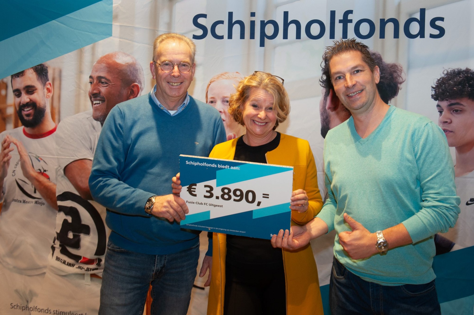 Op de foto: Nemen de nieuwe voorzitter Johan de Meij en de penningmeester William de Lang een cheque in ontvangst van bestuurslid Sonja de Gruijter van het Schipholfonds Op de foto: Nemen de nieuwe voorzitter Johan de Meij en de penningmeester William de Lang een cheque in ontvangst van bestuurslid Sonja de Gruijter van het Schipholfonds