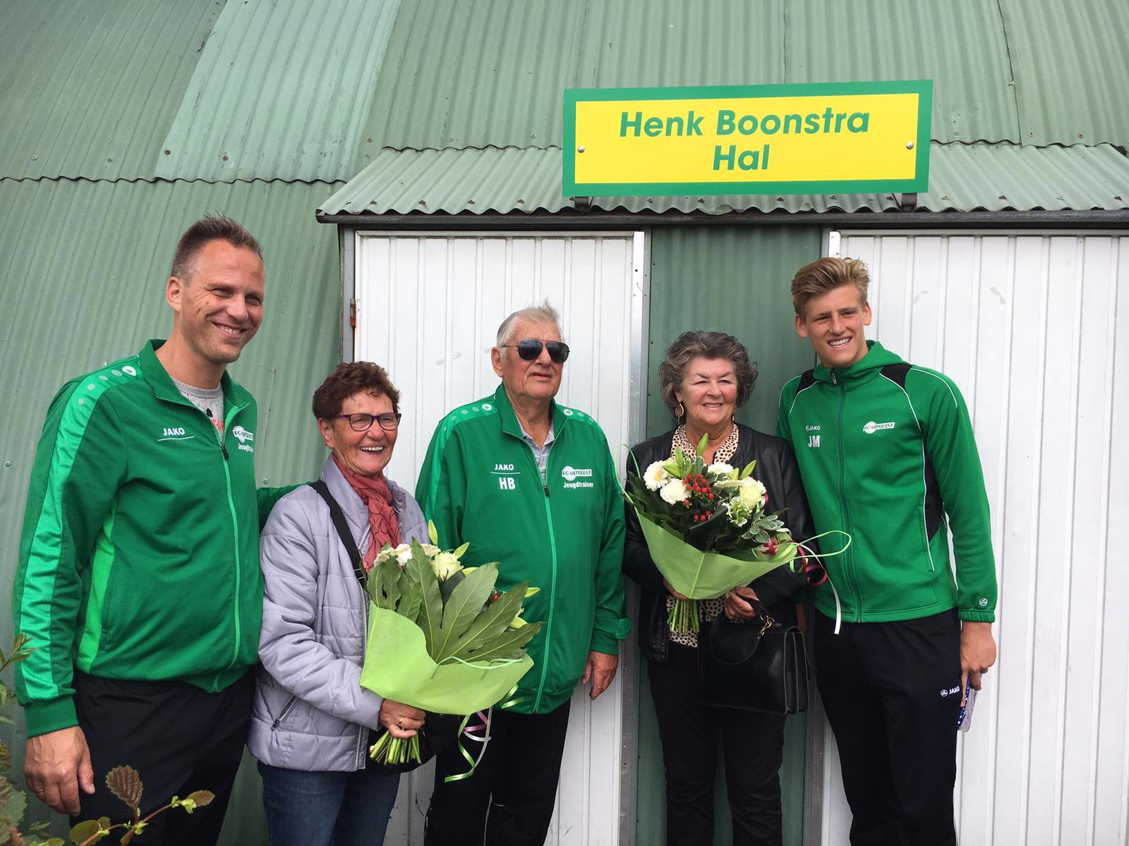 Vlnr: Vincent van den Berg, mevrouw Dekker, Henk Boonstra, Bep Boonstra en Jelle Molenaar (aangeleverde foto) Vlnr: Vincent van den Berg, mevrouw Dekker, Henk Boonstra, Bep Boonstra en Jelle Molenaar (aangeleverde foto)