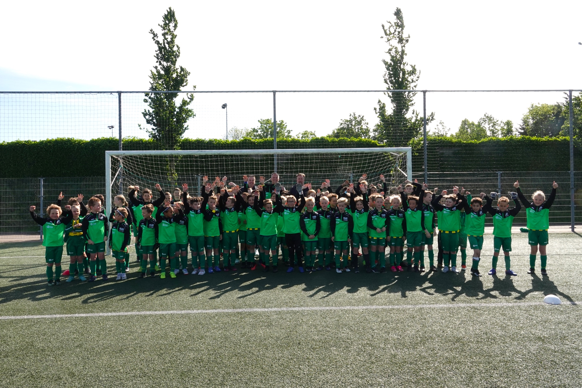 FC Uitgeest jeugdteams blij met zipshirts, gesponsord door aannemingsbedrijf Putter (foto: Marianne Jonker) FC Uitgeest jeugdteams blij met zipshirts, gesponsord door aannemingsbedrijf Putter (foto: Marianne Jonker)