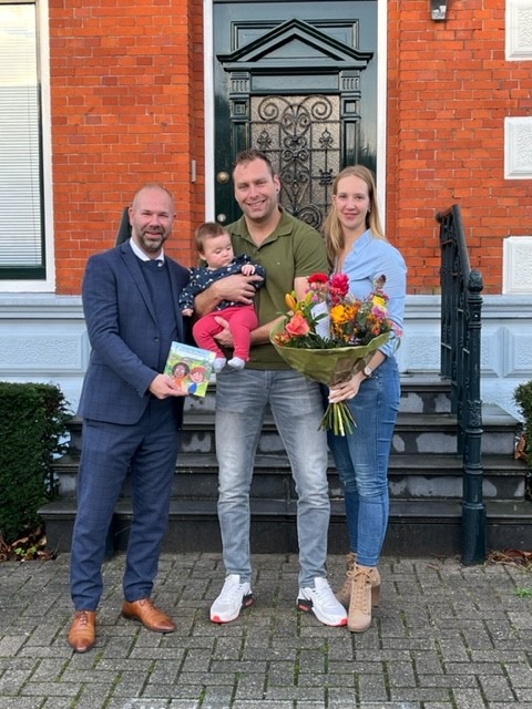 Het eerste geboorteboekje ontvangen de ouders van Maud uit handen van burgemeester Sebastiaan Nieuwland (aangeleverde foto) Het eerste geboorteboekje ontvangen de ouders van Maud uit handen van burgemeester Sebastiaan Nieuwland (aangeleverde foto)