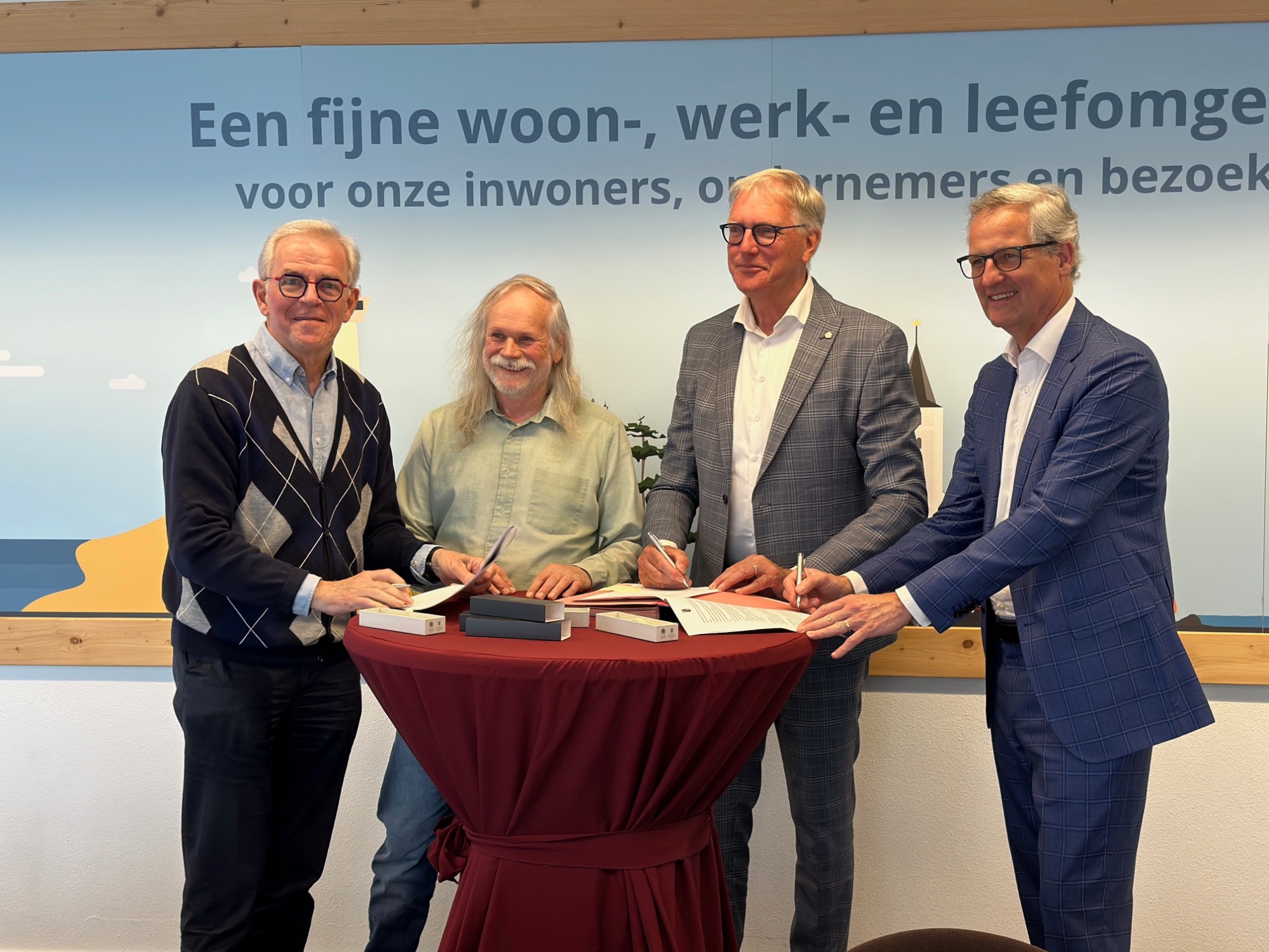 Vlnr: dhr. A.J. Tigges, dhr. F. Stark (Diaconie), wethouder J. Schouten, dhr. P. van Wageningen (bestuurder Viva!Zorggroep) - Foto: Anita Webbe Vlnr: dhr. A.J. Tigges, dhr. F. Stark (Diaconie), wethouder J. Schouten, dhr. P. van Wageningen (bestuurder Viva!Zorggroep) - Foto: Anita Webbe