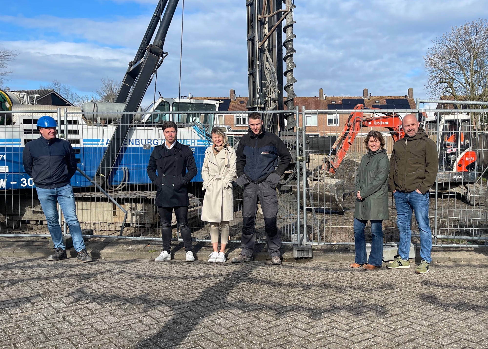 De toekomstige bewoners kunnen bijna niet wachten op de sleutel (links: aannemer Frank Putter) - foto: Anita Webbe De toekomstige bewoners kunnen bijna niet wachten op de sleutel (links: aannemer Frank Putter) - foto: Anita Webbe