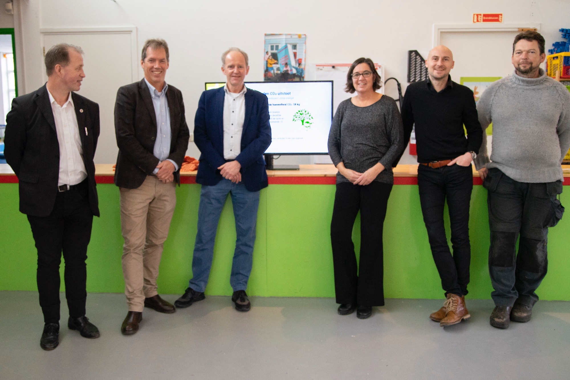 vlnr: Richard Bertrand (Beter Zon), Robert Smid (Bestuurder ISOB), wethouder Jelle Brouwer, Carola van der Eng (directeur De Wissel), Niels van der Sandt (Schooldak Revolutie), André Kaptein (Installateur) - foto: Anita Webbe vlnr: Richard Bertrand (Beter Zon), Robert Smid (Bestuurder ISOB), wethouder Jelle Brouwer, Carola van der Eng (directeur De Wissel), Niels van der Sandt (Schooldak Revolutie), André Kaptein (Installateur) - foto: Anita Webbe