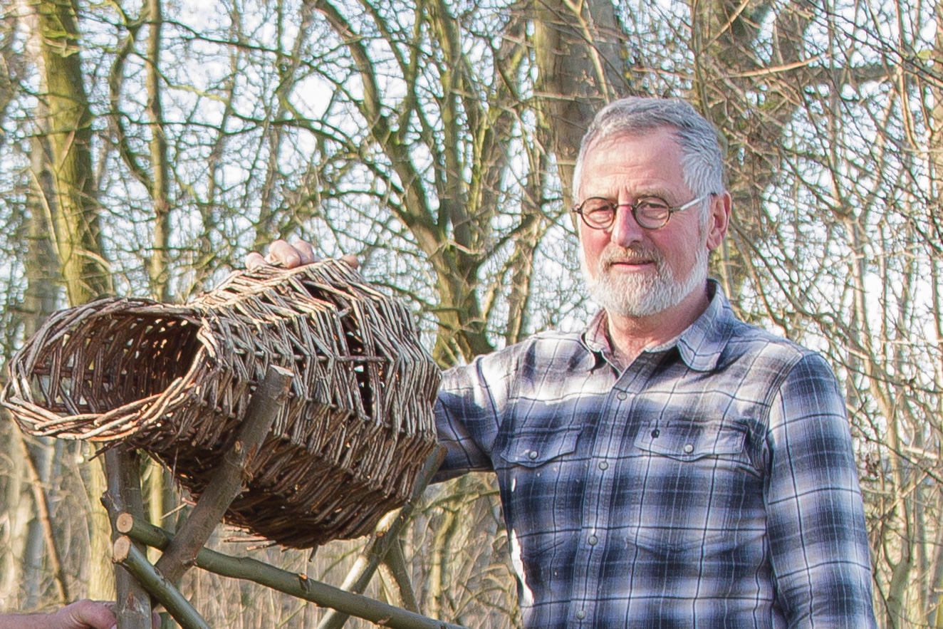 Kooiker Herman Rasch toont één van de vele eendenkorven op eendenkooi Van der Eng (foto: Anita Webbe) Kooiker Herman Rasch toont één van de vele eendenkorven op eendenkooi Van der Eng (foto: Anita Webbe)