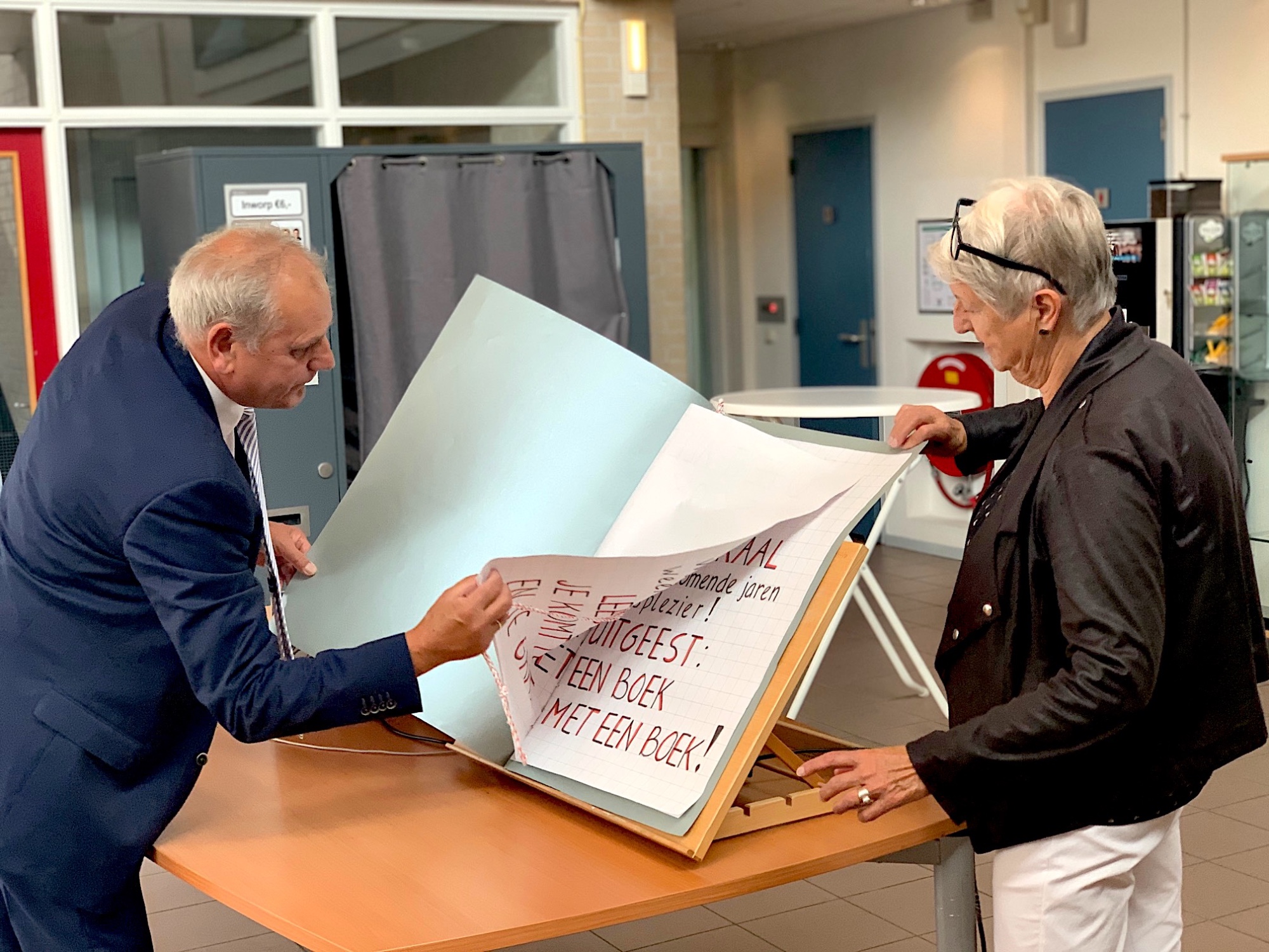 Wethouder Cees Beentjes en Hetty Franzani slaan een 'nieuw boek' open voor LeesLokaal Uitgeest (foto: Anita Webbe) Wethouder Cees Beentjes en Hetty Franzani slaan een 'nieuw boek' open voor LeesLokaal Uitgeest (foto: Anita Webbe)