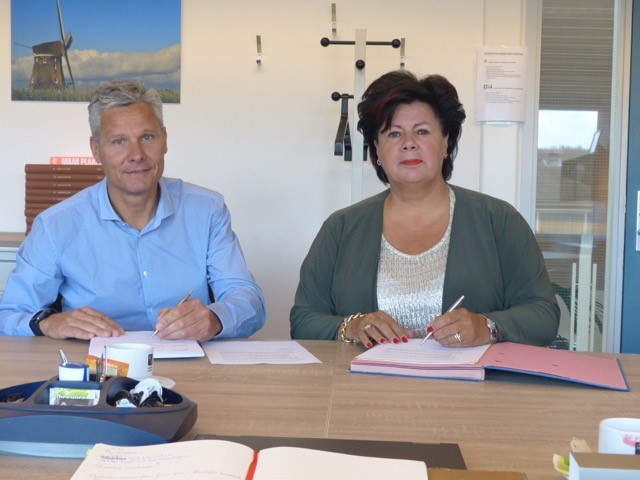 GP Groot-directeur Wim Horeman en burgemeester Wendy Verkleij ondertekenen de overeenkomst (Foto: gemeente Uitgeest) GP Groot-directeur Wim Horeman en burgemeester Wendy Verkleij ondertekenen de overeenkomst (Foto: gemeente Uitgeest)