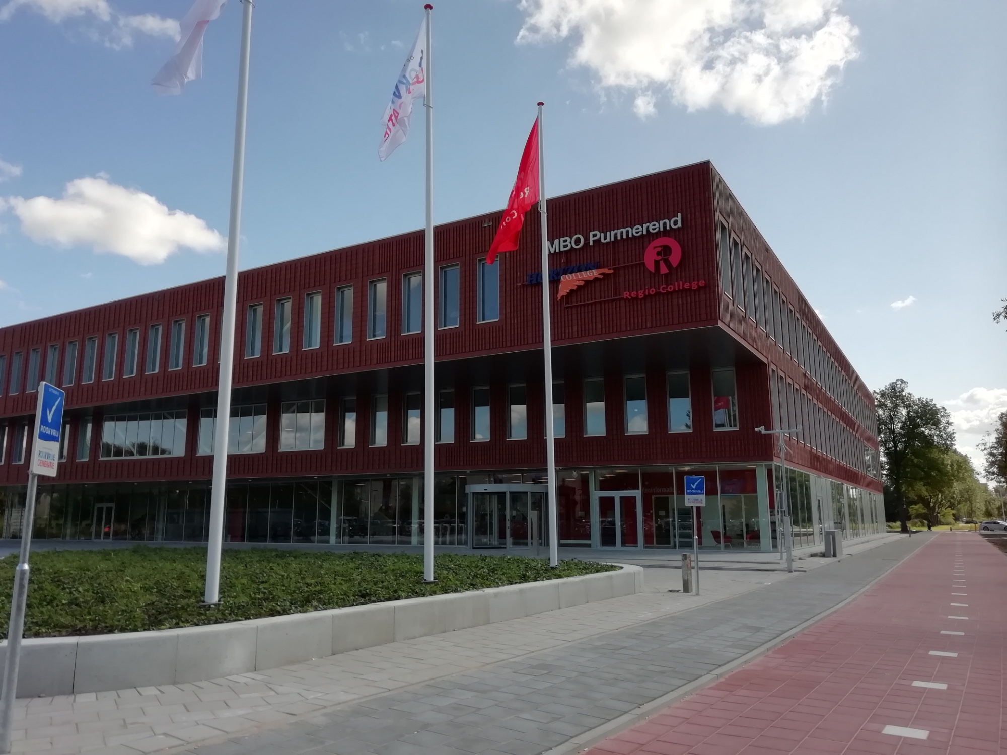 Horizon College en Regio College in Purmerend. Sinds september 2019 worden de mbo-opleidingen in Purmerend in een gezamenlijk schoolgebouw aangeboden. Horizon College en Regio College in Purmerend. Sinds september 2019 worden de mbo-opleidingen in Purmerend in een gezamenlijk schoolgebouw aangeboden.