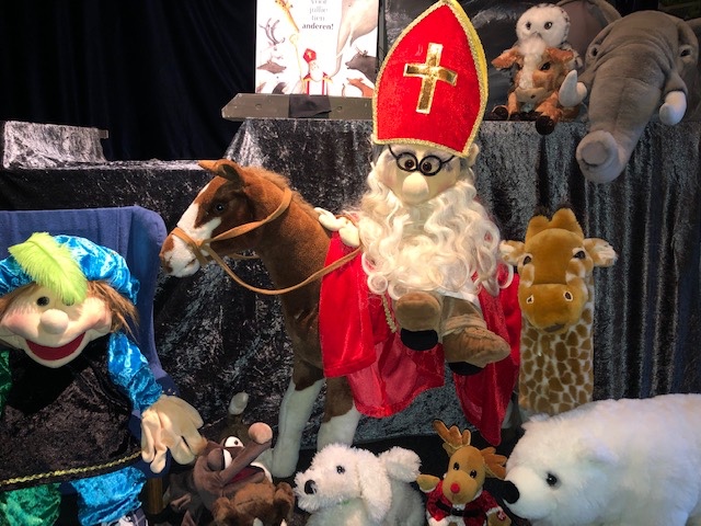 Kunnen rendieren op het dak klimmen? Cadeautjes inpakken? Rijmen? Pepernoten bakken? (Foto: Theater Poppekus) Kunnen rendieren op het dak klimmen? Cadeautjes inpakken? Rijmen? Pepernoten bakken? (Foto: Theater Poppekus)