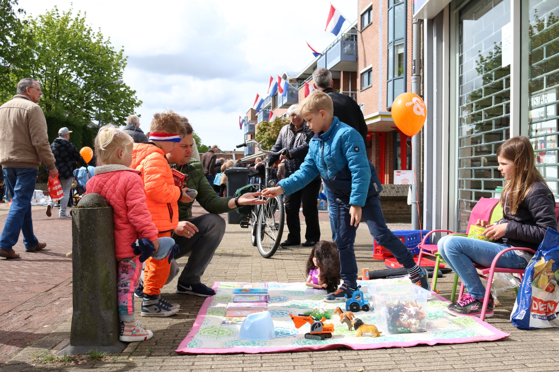 Gratis Wecycle Recycle Memo-spel bij inleveren apparaat of lamp na vrijmarkt op milieustraat gemeente moet weggooien voorkomen (archieffoto: Marianne Jonker) Gratis Wecycle Recycle Memo-spel bij inleveren apparaat of lamp na vrijmarkt op milieustraat gemeente moet weggooien voorkomen (archieffoto: Marianne Jonker)