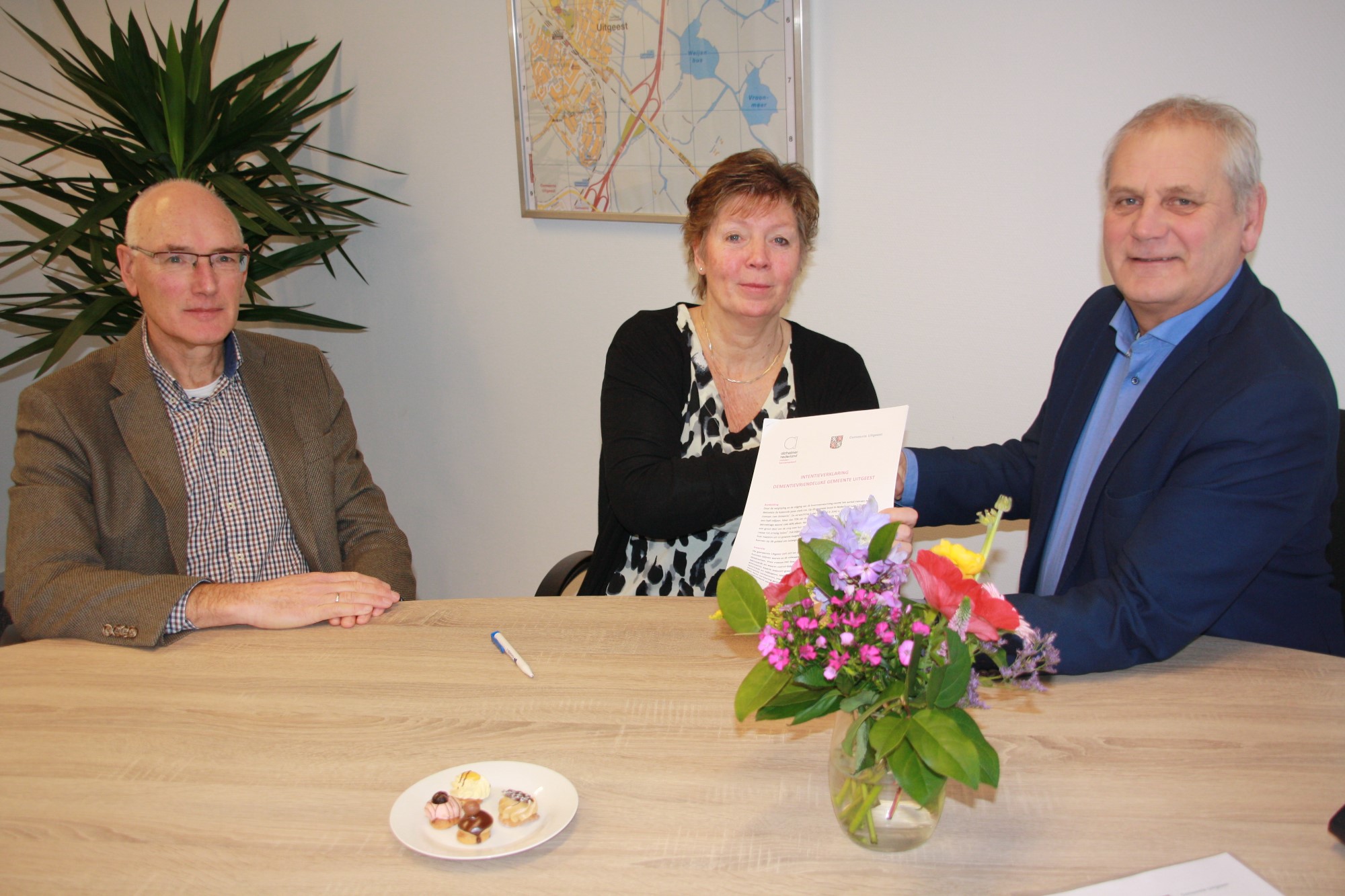 Op de foto vlnr: Teije Hooghiemstra, bestuurslid Alzheimer Nederland afdeling Midden-Kennemerland, Marianne Hekman, voorzitter van dezelfde afdeling, en wethouder Cees Beentjes(foto: Uitgeest) Op de foto vlnr: Teije Hooghiemstra, bestuurslid Alzheimer Nederland afdeling Midden-Kennemerland, Marianne Hekman, voorzitter van dezelfde afdeling, en wethouder Cees Beentjes(foto: Uitgeest)