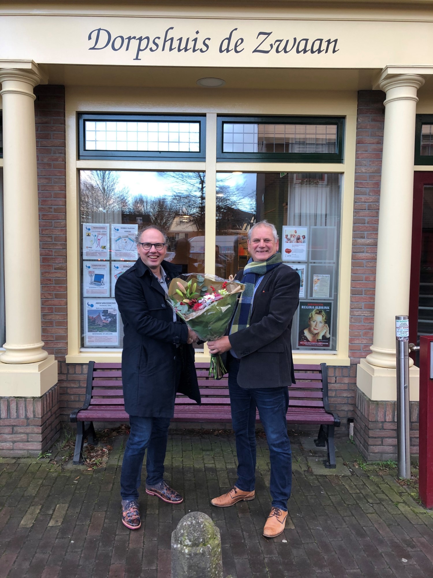 Teun van Etten van de Stichting Dorpshuis de Zwaan en wethouder Cees Beentjes (rechts) nadat de verkoop van De Zwaan aan de gemeente is beklonken. Teun van Etten van de Stichting Dorpshuis de Zwaan en wethouder Cees Beentjes (rechts) nadat de verkoop van De Zwaan aan de gemeente is beklonken.