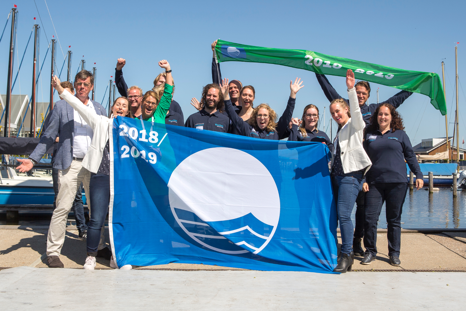 Jachthaven Uitgeest slaagt met (Blauwe) Vlag en (groene) Wimpel