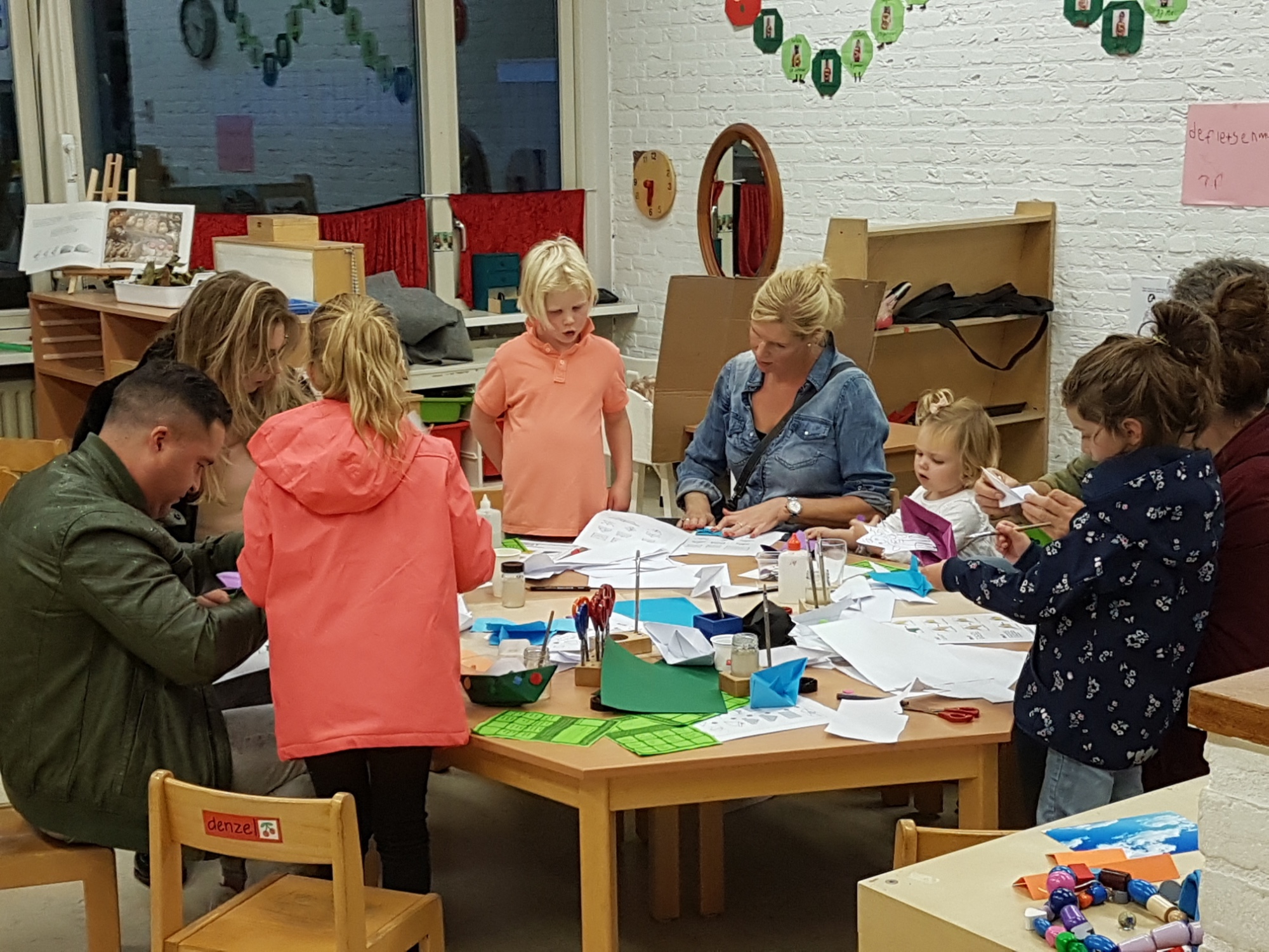 Leerlingen Molenhoekschool knutselen er op los en brengen de school in de sfeer van voertuigen en reizen (Foto's: Carolien Vrouwe) Leerlingen Molenhoekschool knutselen er op los en brengen de school in de sfeer van voertuigen en reizen (Foto's: Carolien Vrouwe)