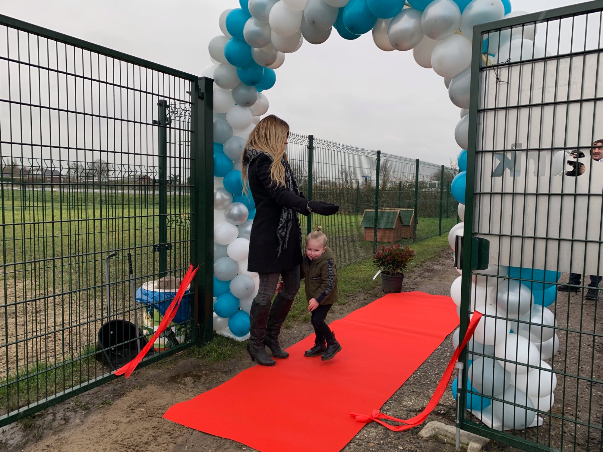Lev (4) mocht met mama en eigenaresse Marlon Boogaard het lintje doorknippen. Hiermee is Doggydaypark in Akersloot officieel voor geopend verklaard! (Foto: Anita Webbe) Lev (4) mocht met mama en eigenaresse Marlon Boogaard het lintje doorknippen. Hiermee is Doggydaypark in Akersloot officieel voor geopend verklaard! (Foto: Anita Webbe)