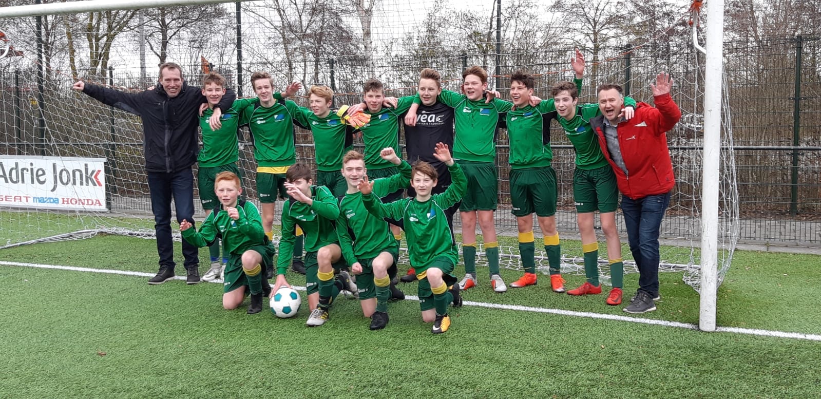Vlnr: Leider Ton Rodenburg, Sam Post, Bastiaan Schoel, Gijs Krom, Kas v.d. Eng, Rowin Leijstra, Mats Verduin, Ruthger Pos, Siem Rodenburg, leider Don v.d. Kleij. Zittend: Teim v.d. Vlugt, Thom Schoorl, Sem Rodenburg, Mex v.d. Kleij. Afwezig: Stan de Waal Vlnr: Leider Ton Rodenburg, Sam Post, Bastiaan Schoel, Gijs Krom, Kas v.d. Eng, Rowin Leijstra, Mats Verduin, Ruthger Pos, Siem Rodenburg, leider Don v.d. Kleij. Zittend: Teim v.d. Vlugt, Thom Schoorl, Sem Rodenburg, Mex v.d. Kleij. Afwezig: Stan de Waal