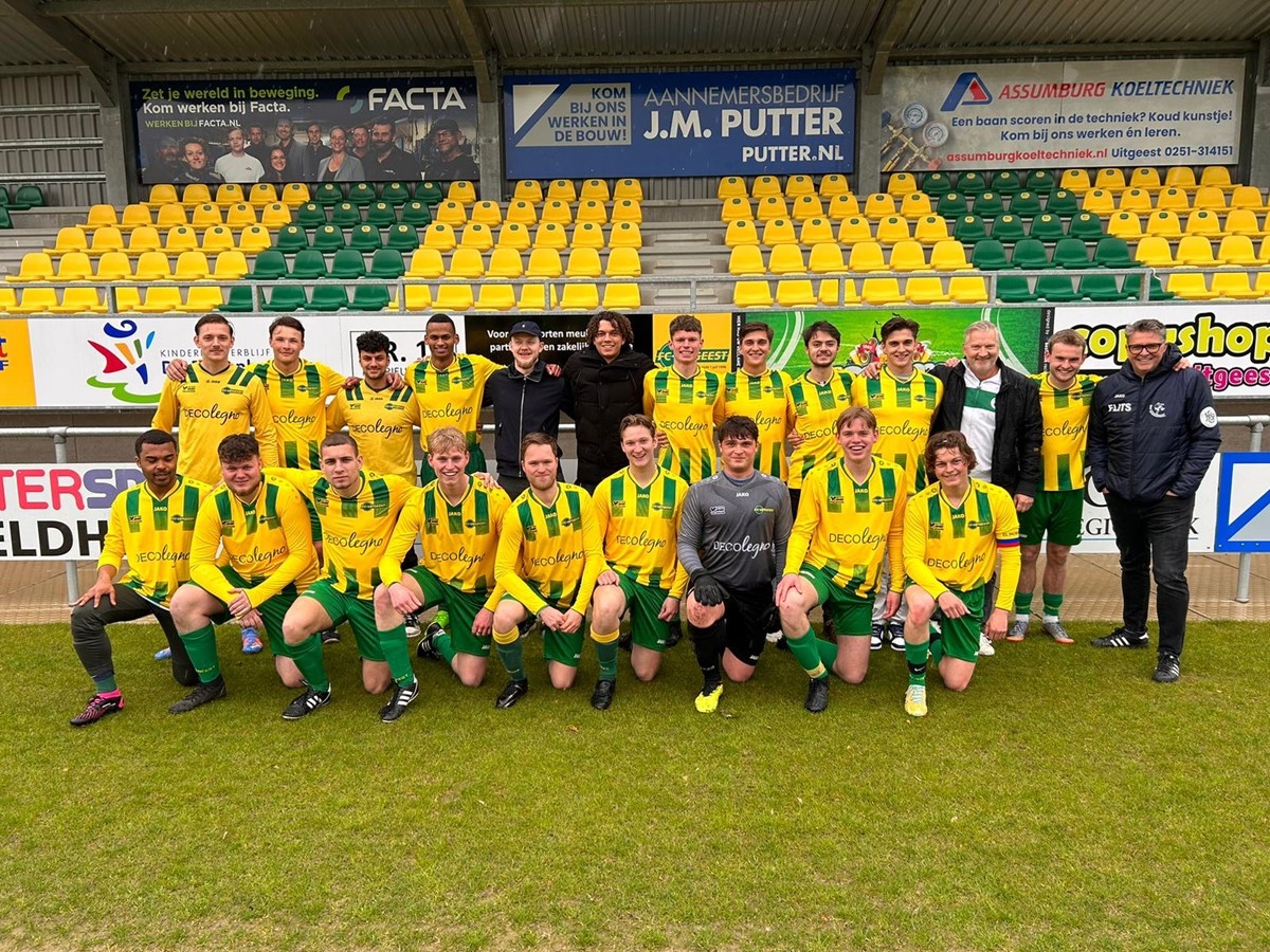 boven vlnr; Lode de Jong, Daan Landman, Auke Zwart, Delano Hasselbaink, Stijn Hazevoet, Wessel Sno, Bas Boersen, Nick Leering, Danilo Manese, Robin Leering, Jan Paul Vaalburg (coach), Jarno Ruiter, Patrick Leering (coach/sponsor) onder vlnr; Ezra Breeveld, Daniel Priem, Marco Hegeman, Bob Spiegeler, Tim Huijbens, Thijs Vaalburg, Maarten Jongewaard, Nick Scholten, Ralph Twaalhoven (aangeleverde foto) boven vlnr; Lode de Jong, Daan Landman, Auke Zwart, Delano Hasselbaink, Stijn Hazevoet, Wessel Sno, Bas Boersen, Nick Leering, Danilo Manese, Robin Leering, Jan Paul Vaalburg (coach), Jarno Ruiter, Patrick Leering (coach/sponsor) onder vlnr; Ezra Breeveld, Daniel Priem, Marco Hegeman, Bob Spiegeler, Tim Huijbens, Thijs Vaalburg, Maarten Jongewaard, Nick Scholten, Ralph Twaalhoven (aangeleverde foto)