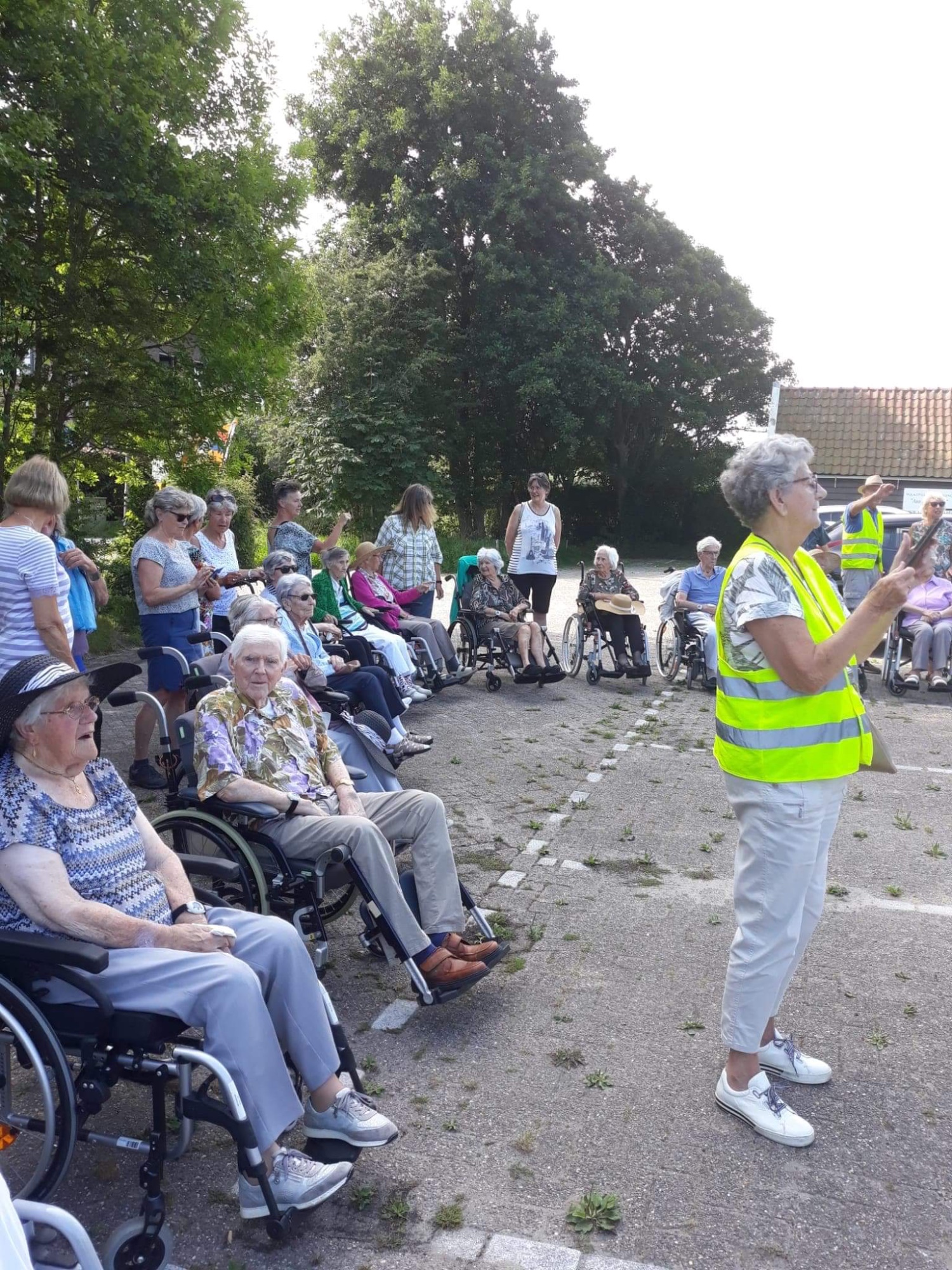 Wandelclub Geesterheem op pad met de nieuwe rolstoelen van Blijer Uitgeest (foto's aangeleverd)
