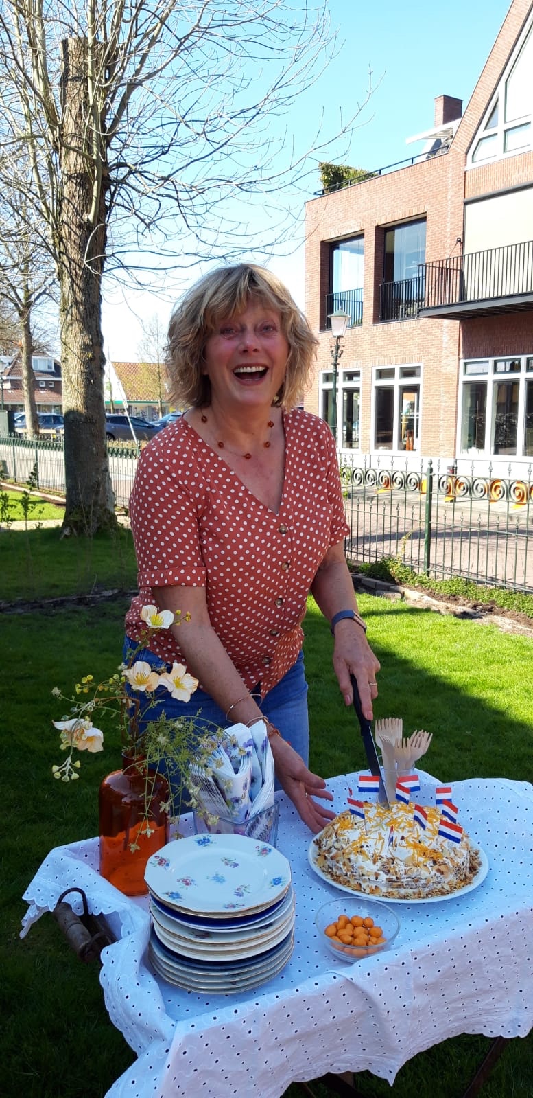 Marjolein Geldermans had in 2021 koningstaart en Nederlandse vlaggetjes om uit te delen (aangeleverde foto) Marjolein Geldermans had in 2021 koningstaart en Nederlandse vlaggetjes om uit te delen (aangeleverde foto)