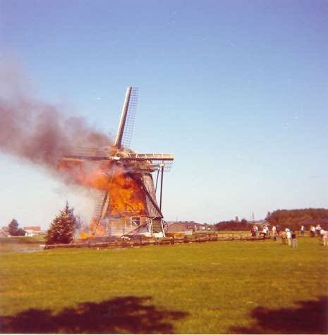 Molen De Oude Knegt in Akersloot in brand als gevolg van vuurpijl (beeldbank Historische Vereniging Oud-Akersloot) Molen De Oude Knegt in Akersloot in brand als gevolg van vuurpijl (beeldbank Historische Vereniging Oud-Akersloot)