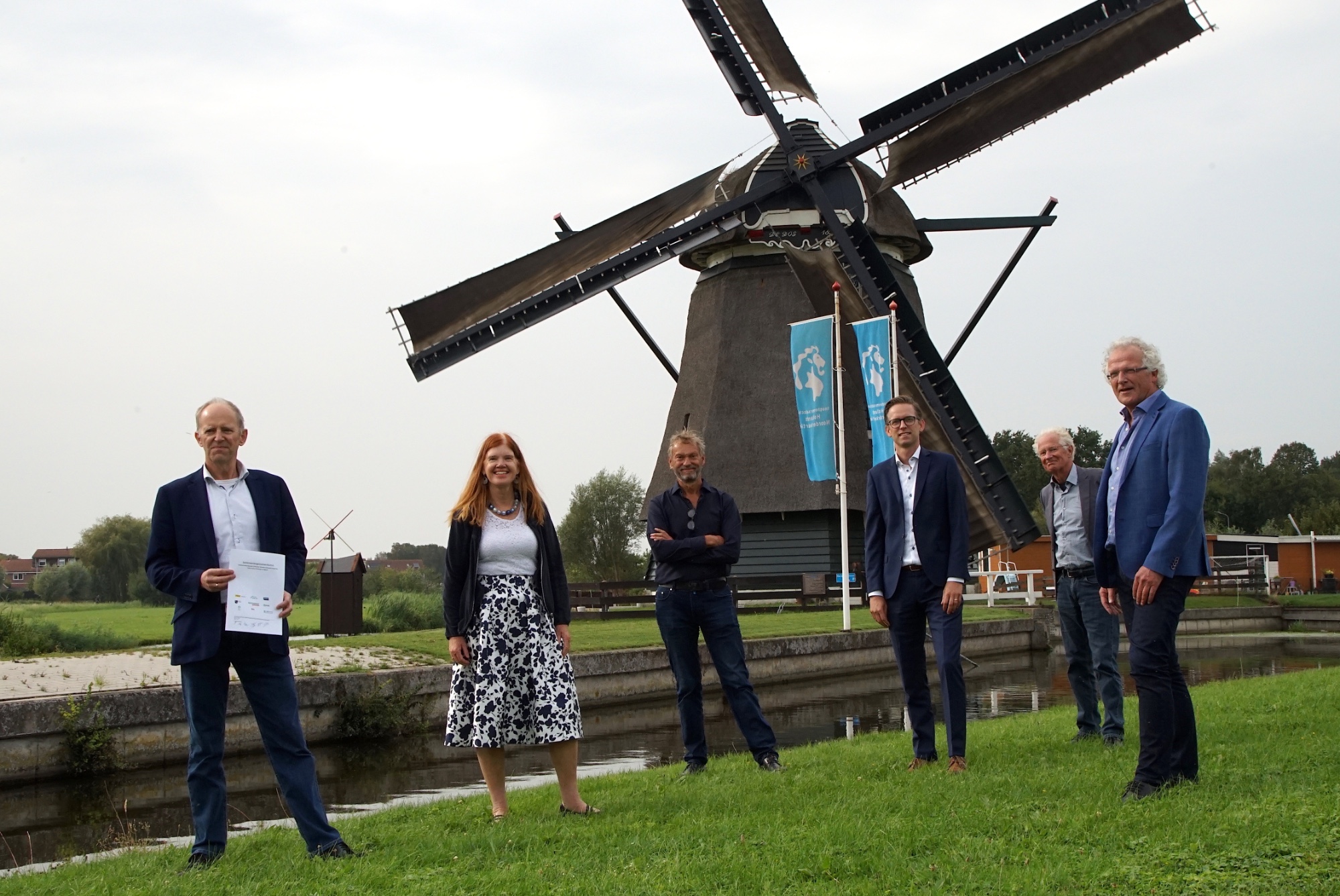 Vlnr: Wethouder Brouwer, Vera van Vuuren (ODIJmond), Guus Willemse (DUEC), Marco van Soerland (HVC), Hr. Tromp (Kennemerwonen), Ruud Maarschall (HHNK Vlnr: Wethouder Brouwer, Vera van Vuuren (ODIJmond), Guus Willemse (DUEC), Marco van Soerland (HVC), Hr. Tromp (Kennemerwonen), Ruud Maarschall (HHNK