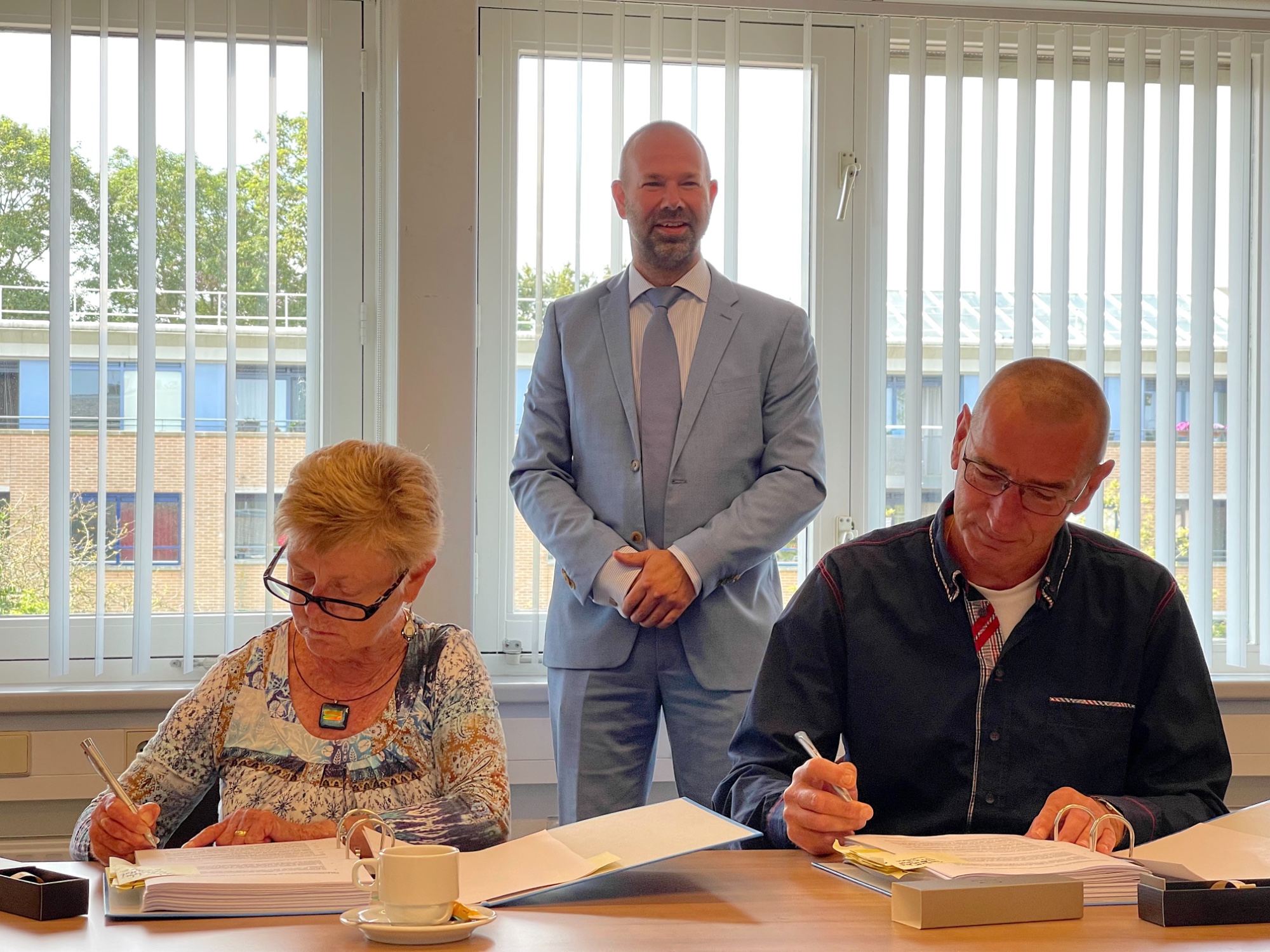 Christel en Siem Mol tekenen koopcontract in het bijzijn van burgemeester Nieuwland (foto: Anita Webbe) Christel en Siem Mol tekenen koopcontract in het bijzijn van burgemeester Nieuwland (foto: Anita Webbe)