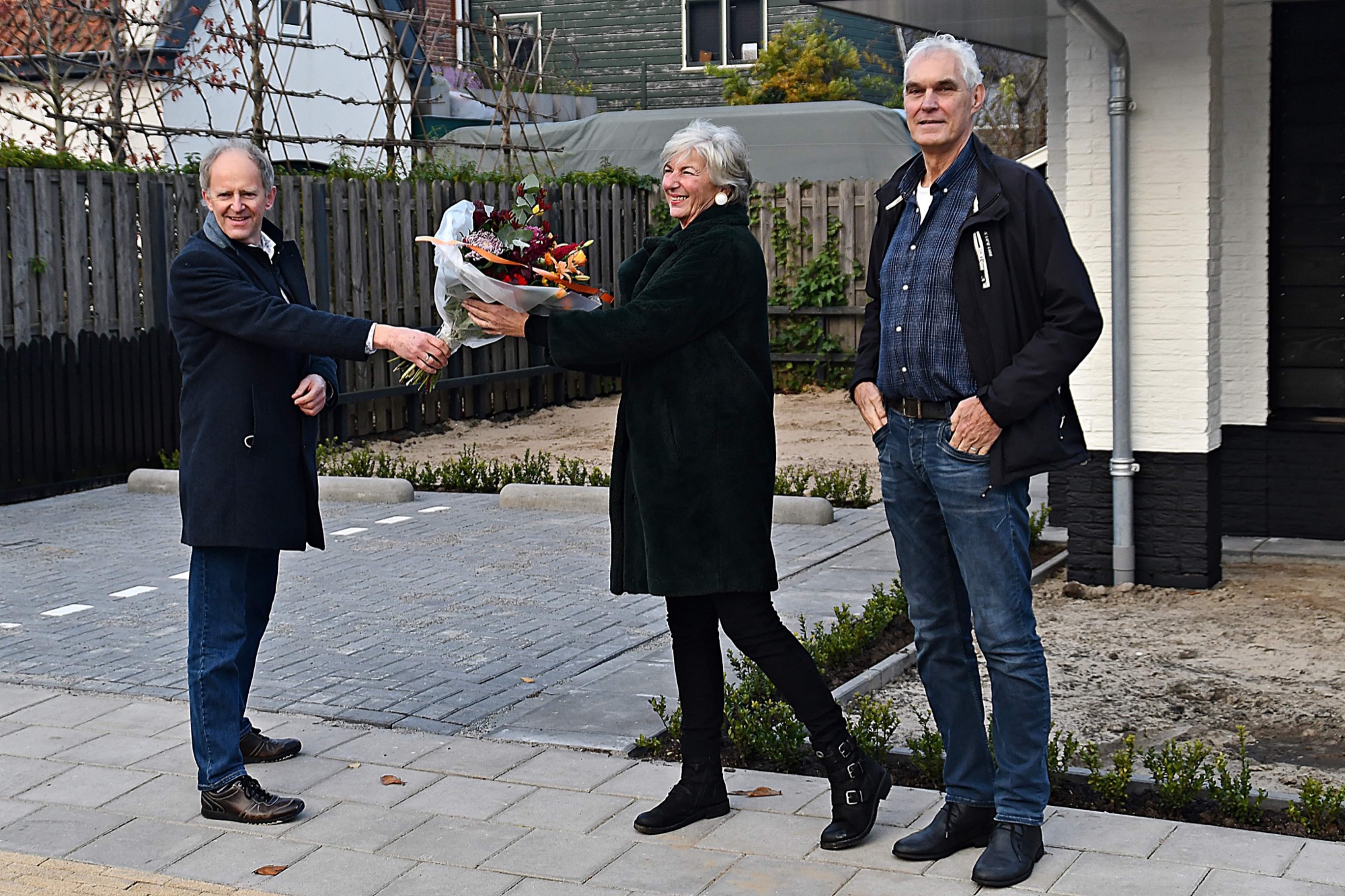 Uit handen van wethouder Jelle Brouwer krijgen de eerste bewoners Jan de Wildt en Hilda Verdonk de sleutel van hun appartement (foto: Ger Bus) Uit handen van wethouder Jelle Brouwer krijgen de eerste bewoners Jan de Wildt en Hilda Verdonk de sleutel van hun appartement (foto: Ger Bus)