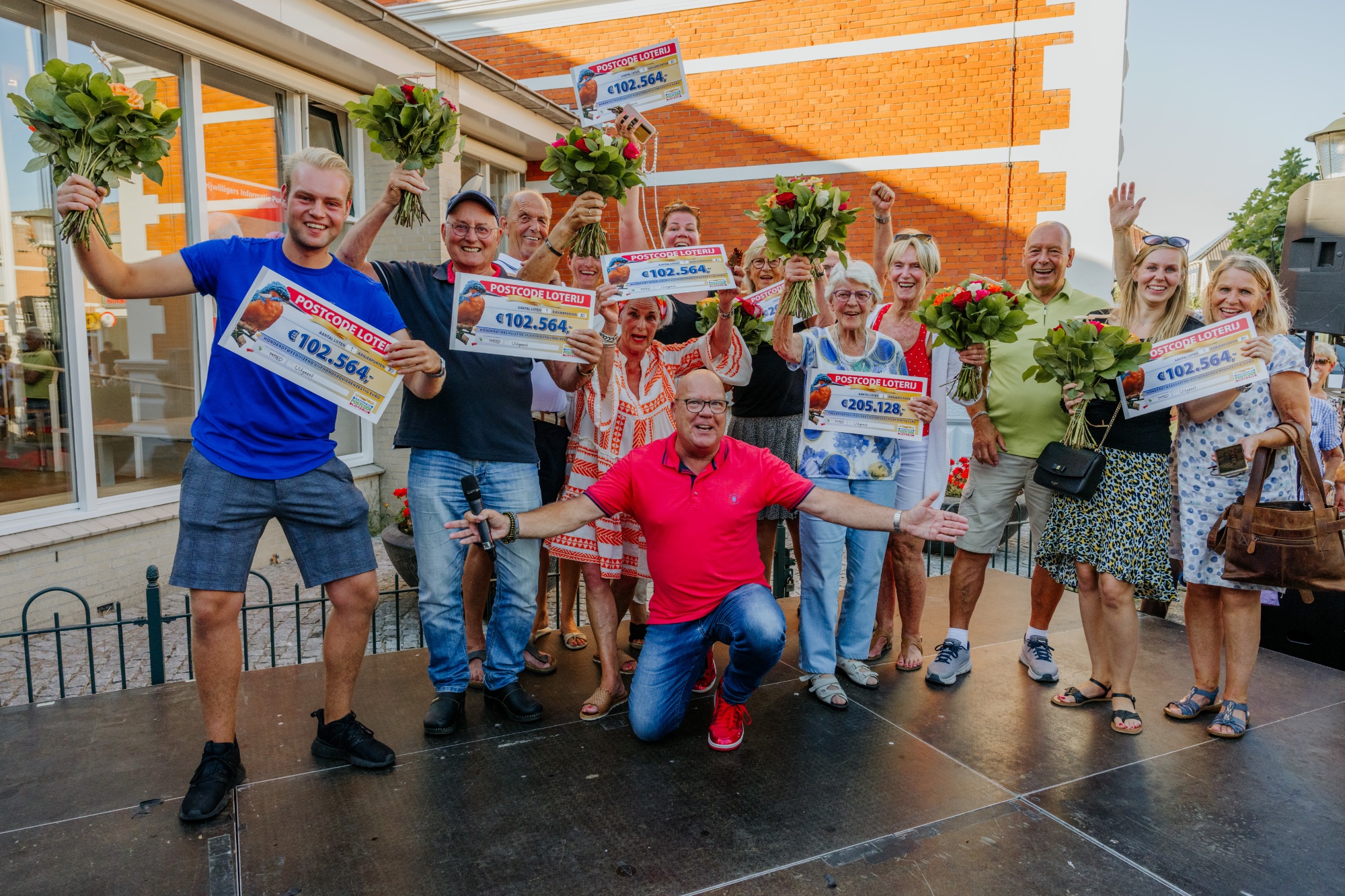 Groepsfoto van de winnaars (totaal 15, niet iedereen was aanwezig) Fotografie: Roy Beusker Fotografie/Amy van Leiden Groepsfoto van de winnaars (totaal 15, niet iedereen was aanwezig) Fotografie: Roy Beusker Fotografie/Amy van Leiden