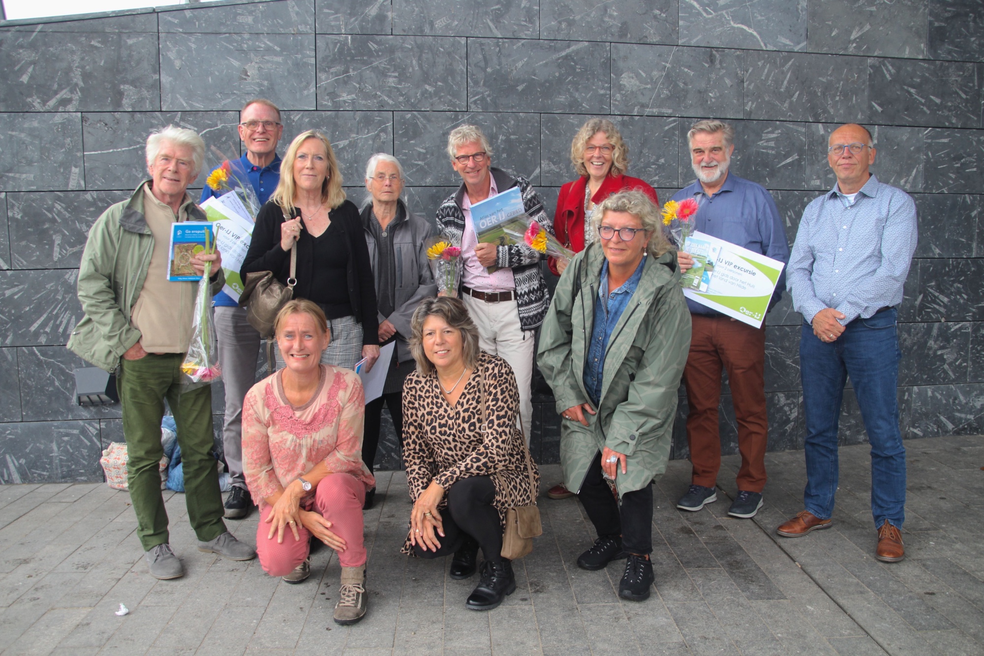 De prijswinnaars. Vlnr. staand: Hans Weeda, Nico Lute, Marianne Snabilie-Klaver, Marijke Karten, Tonnis Hoogland, Corine Hemmer, Marga Duin, Hans Goedhart, Peter Savenije. Vlnr. knielend: Dorothé Rodenburg-Glorie, Marianne Jonker. Op de foto’s ontbreek prijswinnaar Jos Duyker. De prijswinnaars. Vlnr. staand: Hans Weeda, Nico Lute, Marianne Snabilie-Klaver, Marijke Karten, Tonnis Hoogland, Corine Hemmer, Marga Duin, Hans Goedhart, Peter Savenije. Vlnr. knielend: Dorothé Rodenburg-Glorie, Marianne Jonker. Op de foto’s ontbreek prijswinnaar Jos Duyker.