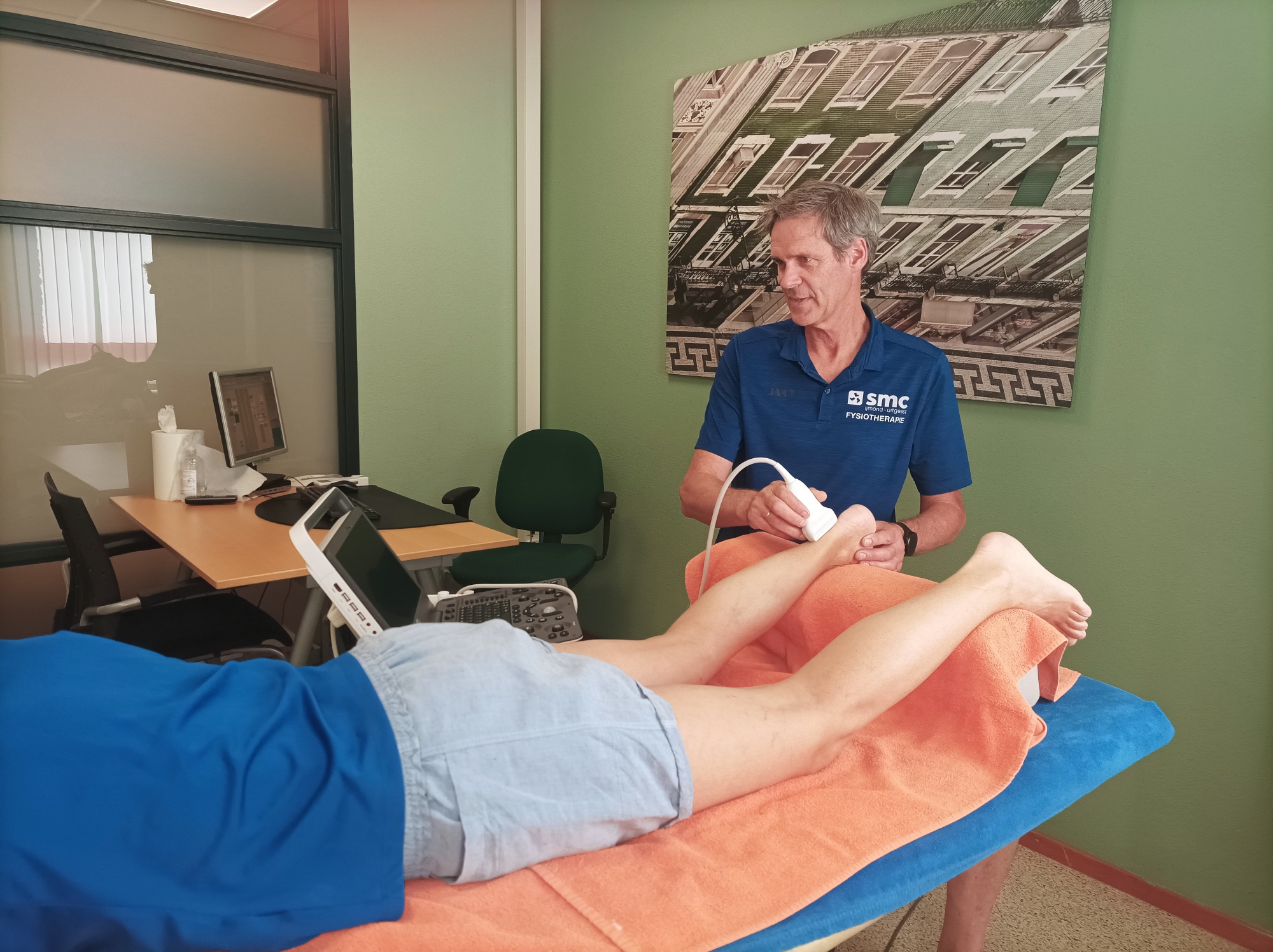 Rob Jonker voert een echoscopie uit in de praktijk van SMC Fysiotherapie Uitgeest (aangeleverde foto)