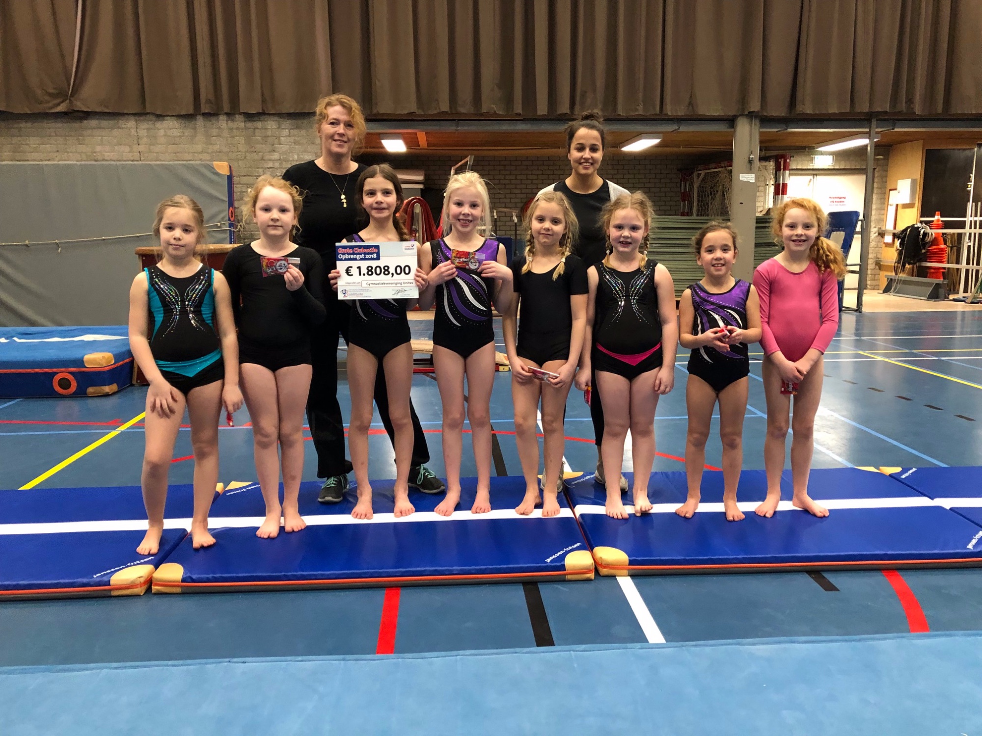 Trots op mooi bedrag voor de clubkas van Unitas. Vlnr. Naomi, Wies, Julia, Rayna, Milou, Esmee, Iris, Julia. Leidsters: Ansjo Dokter (L.) en Adaja Plinck (foto: Anita Webbe) Trots op mooi bedrag voor de clubkas van Unitas. Vlnr. Naomi, Wies, Julia, Rayna, Milou, Esmee, Iris, Julia. Leidsters: Ansjo Dokter (L.) en Adaja Plinck (foto: Anita Webbe)