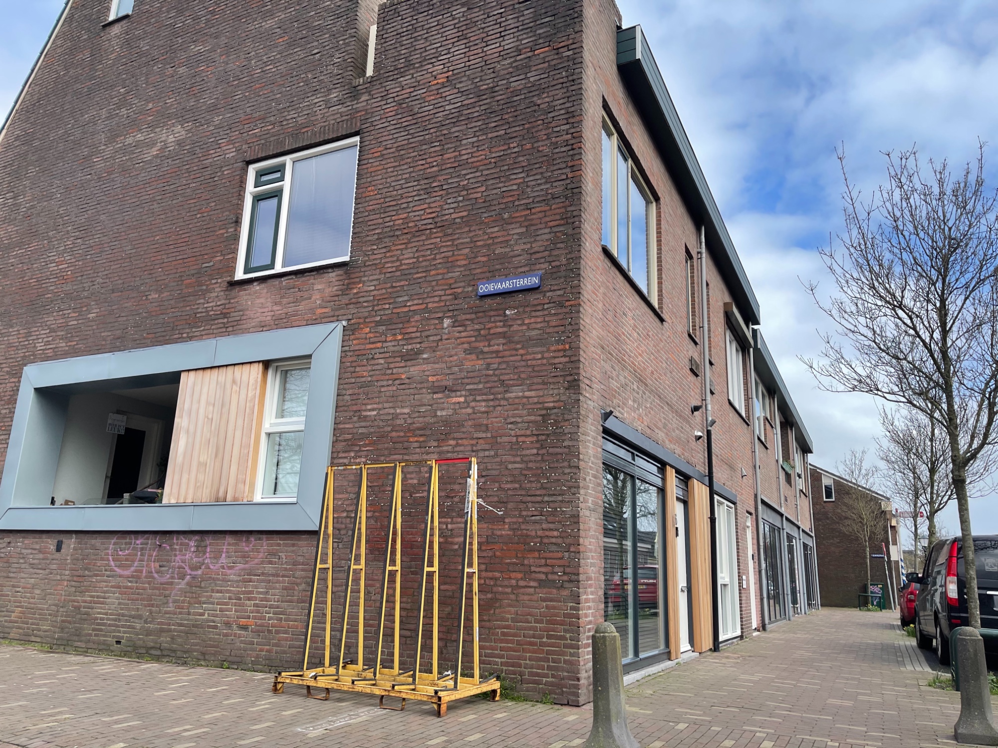 Ook in Uitgeest wil de gemeente binnen de bebouwde kom meer 'gaten' opvullen en lege winkel-en bedrijfspanden ombouwen tot woningen (foto: Anita Webbe) Ook in Uitgeest wil de gemeente binnen de bebouwde kom meer 'gaten' opvullen en lege winkel-en bedrijfspanden ombouwen tot woningen (foto: Anita Webbe)