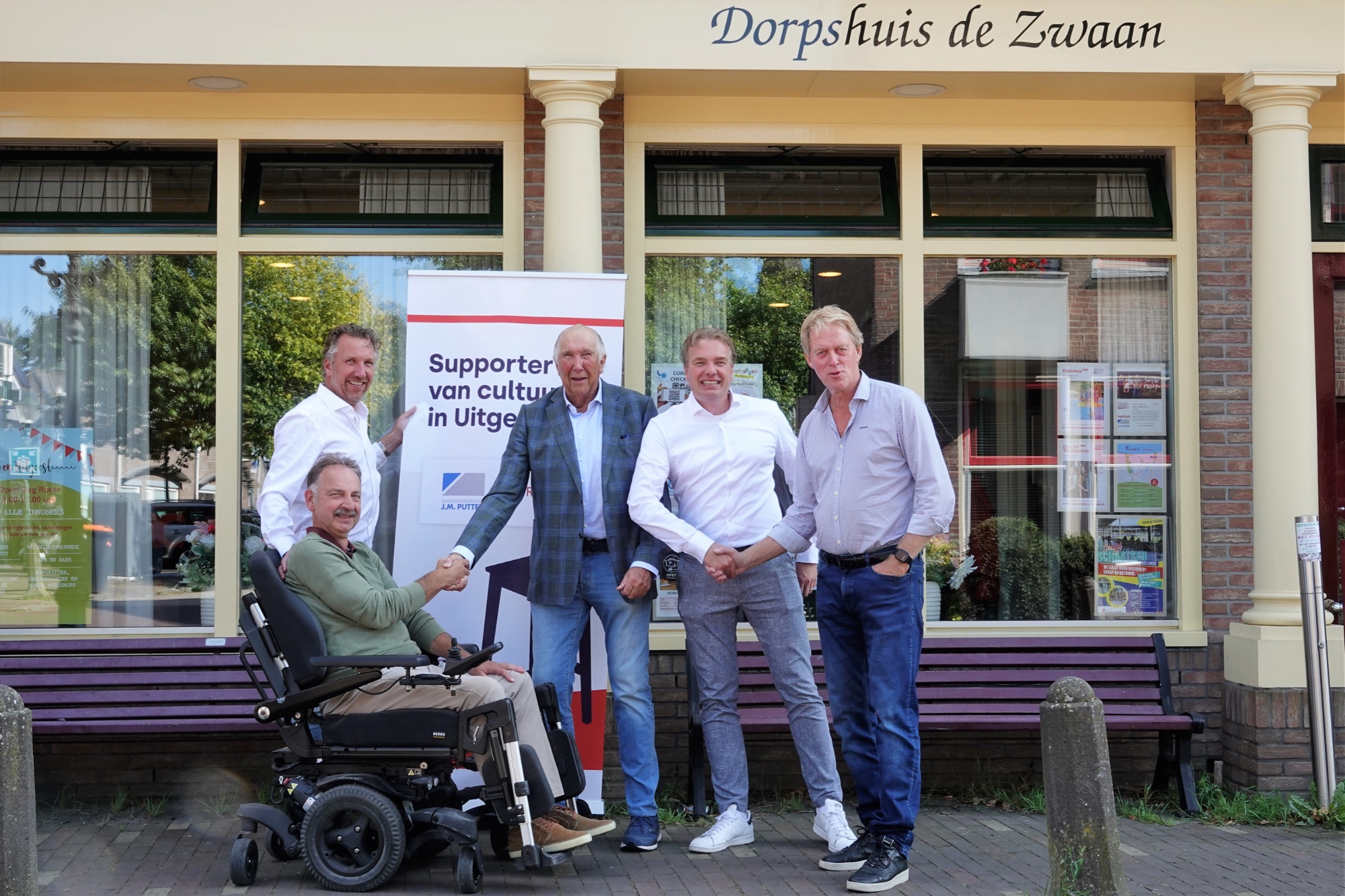 Jan, Frank en Arjan Putter, voorzitter Hans Schoone en Rob Endema die recent tot de sponsorcommissie van De Zwaan Cultureel is toegetreden (foto: Marianne Jonker) Jan, Frank en Arjan Putter, voorzitter Hans Schoone en Rob Endema die recent tot de sponsorcommissie van De Zwaan Cultureel is toegetreden (foto: Marianne Jonker)