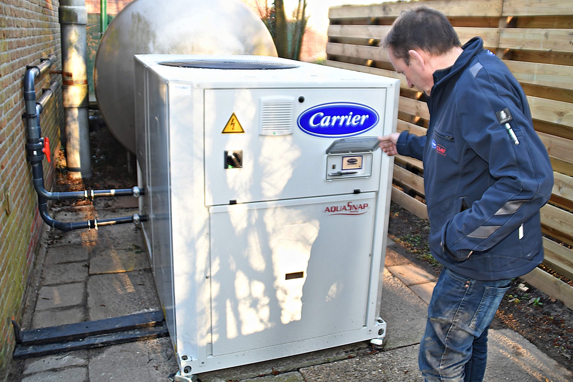 Nog een laatste check voordat de warmtepomp van Zwembad de Zien in werking wordt gesteld (fotografie: Ger Bus) Nog een laatste check voordat de warmtepomp van Zwembad de Zien in werking wordt gesteld (fotografie: Ger Bus)