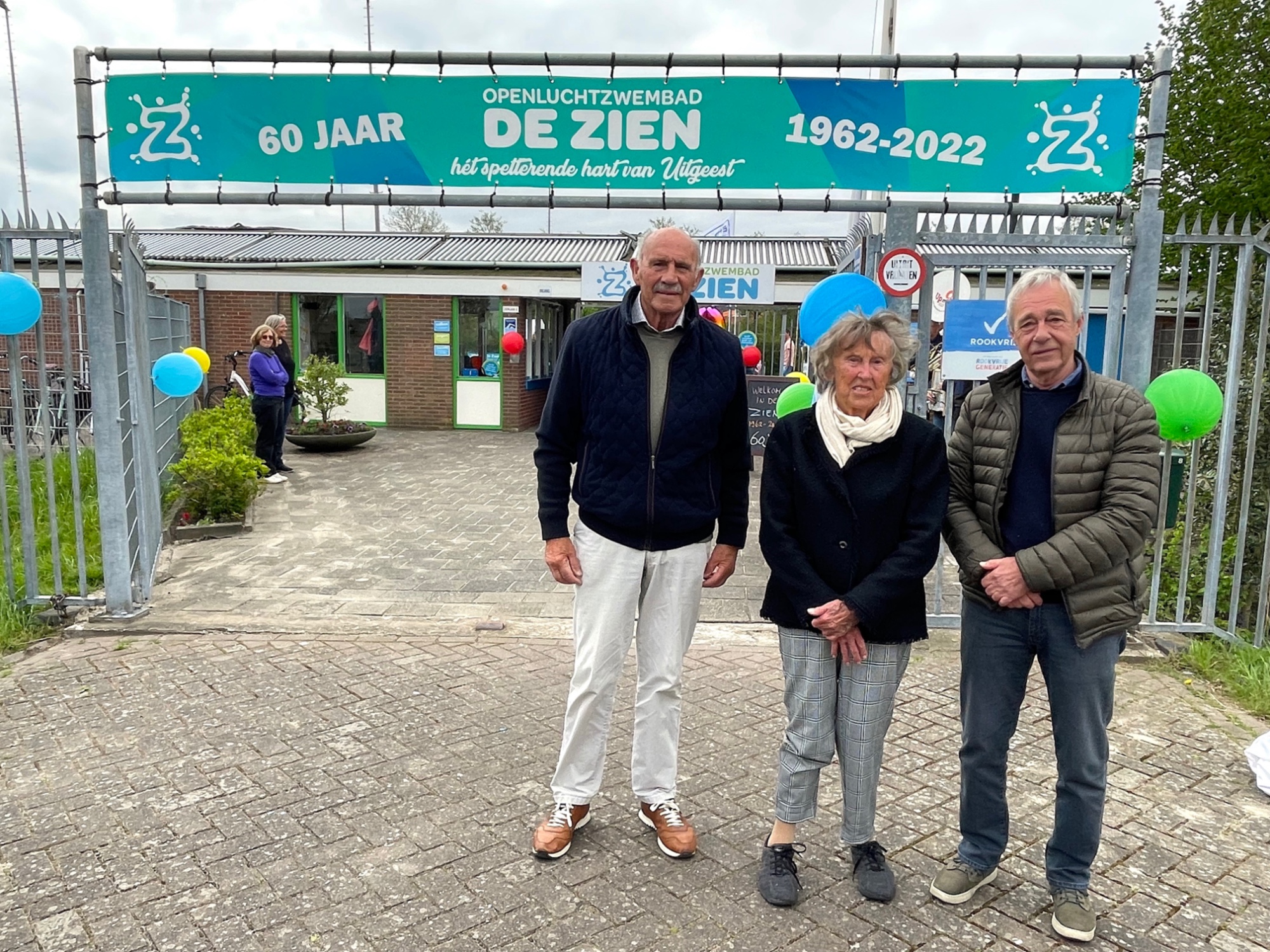 Vlnr: Henk Zwaan, mevrouw de L'Orme, Rob Mallee onthullen nieuw bord bij ingang Zwembad de Zien (foto: Anita Webbe) Vlnr: Henk Zwaan, mevrouw de L'Orme, Rob Mallee onthullen nieuw bord bij ingang Zwembad de Zien (foto: Anita Webbe)